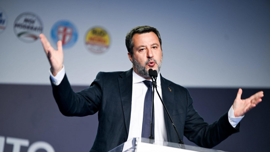 Salvini con agenti feriti, "non scioperanti ma delinquenti"