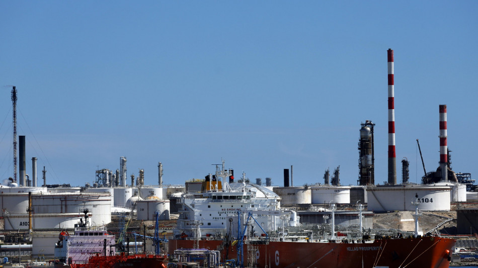 Il petrolio chiude in calo a New York, Wti torna sotto i 70 dollari al barile