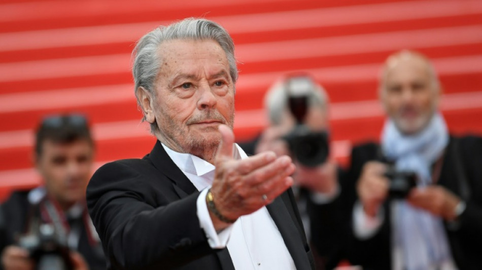 "L'amour m'a toujours port&eacute; &agrave; me d&eacute;passer", &eacute;crit Delon dans une pr&eacute;face autobiographique