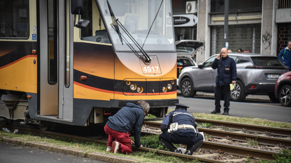 Deraglia un tram a Milano e investe alcune persone