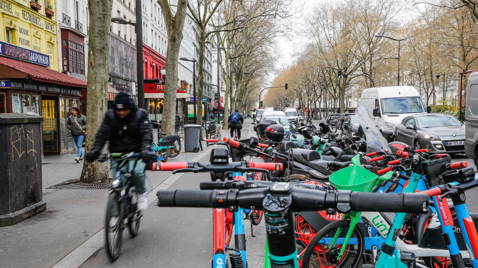 La Francia verso l'uso del casco obbligatorio per chi usa il monopattino elettrico