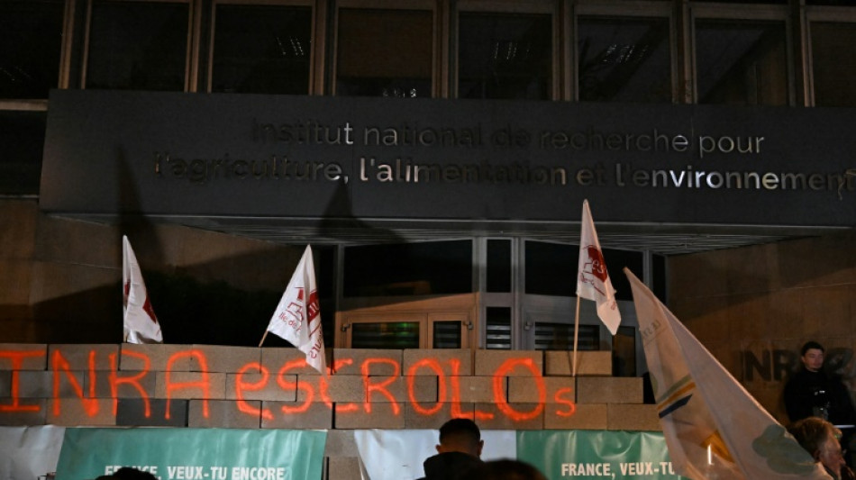 Des centaines d'agriculteurs &eacute;rigent des murs symboliques devant l'Anses et l'Inrae