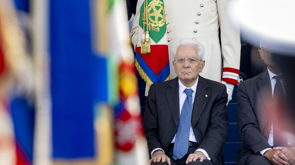 Mattarella, il dovere della Repubblica è proteggere l'infanzia