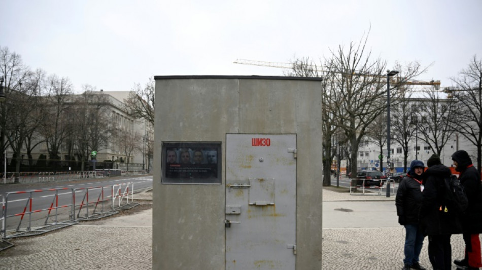 Une r&eacute;plique de la cellule de Navalny expos&eacute;e devant l'ambassade russe &agrave; Berlin