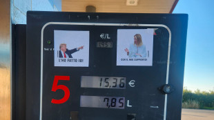 Greenpeace, 'adesivi di Trump e Meloni su pompe benzina, responsabili degli aumenti'