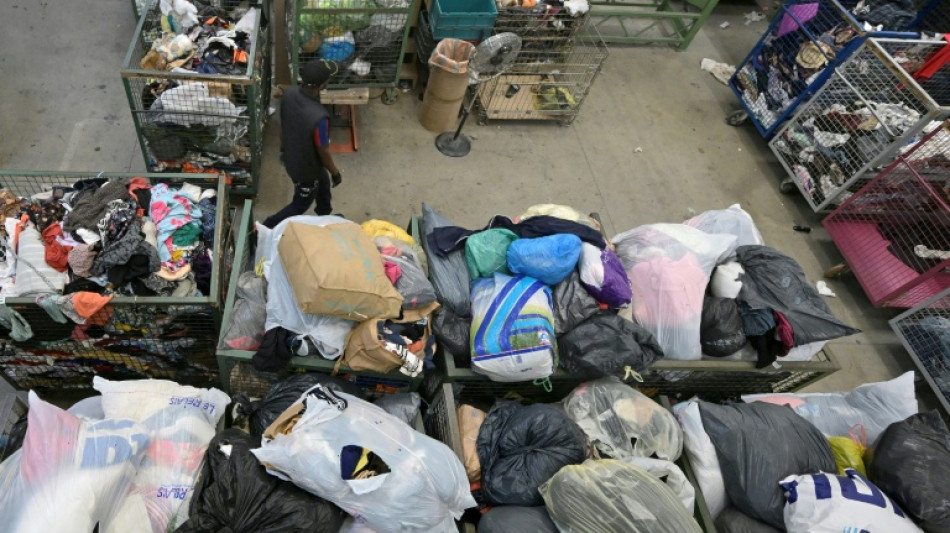 Collecte de v&ecirc;tements en France: un mod&egrave;le us&eacute; jusqu'&agrave; la corde