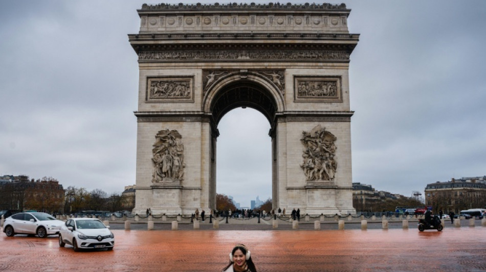 Greenpeace asperge de peinture la place de l'Étoile à Paris