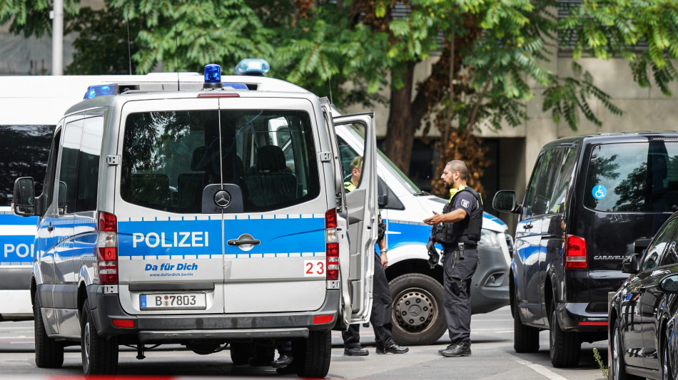 Uccide la ex di 18 anni e un uomo che voleva bloccarlo in una scuola di Berlino