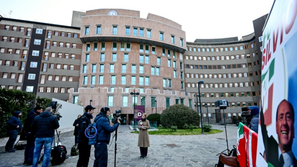 El hospital confirma que Berlusconi sali&oacute; de cuidados intensivos