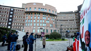 El hospital confirma que Berlusconi sali&oacute; de cuidados intensivos