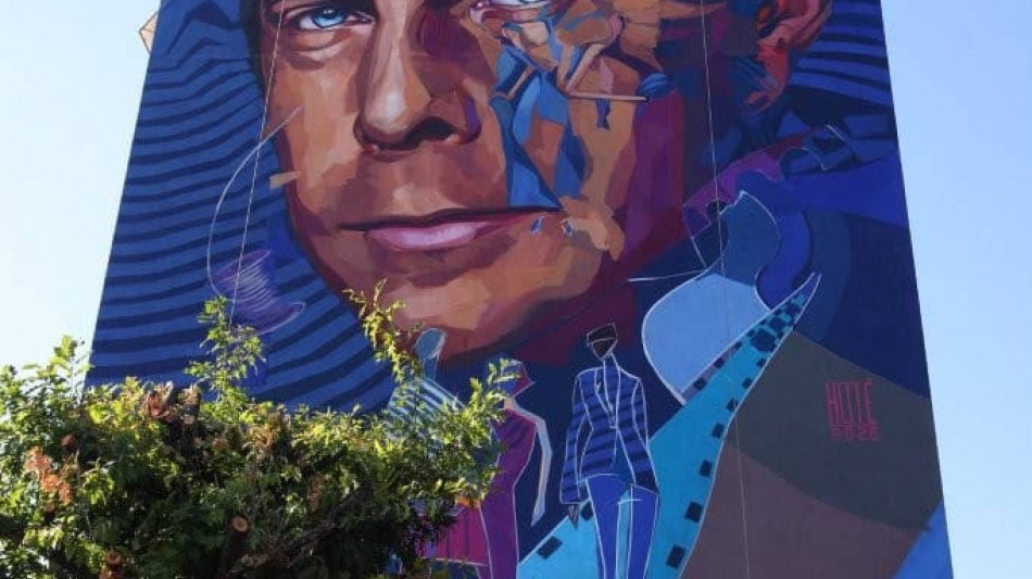 Piacenza ricorda Giorgio Armani con un murale di 27 metri
