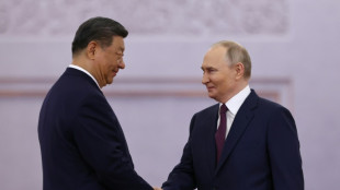 Putin e Xi mostram sintonia contra Ocidente; Ucrânia denuncia violação da trégua