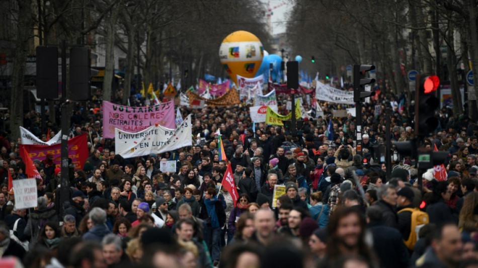Senado franc&eacute;s aprueba reforma de pensiones, protestas pierden fuerza