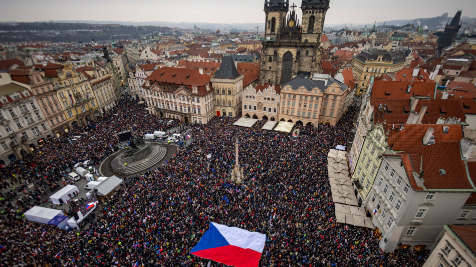 Decine di migliaia in piazza a Praga a sostegno del presidente