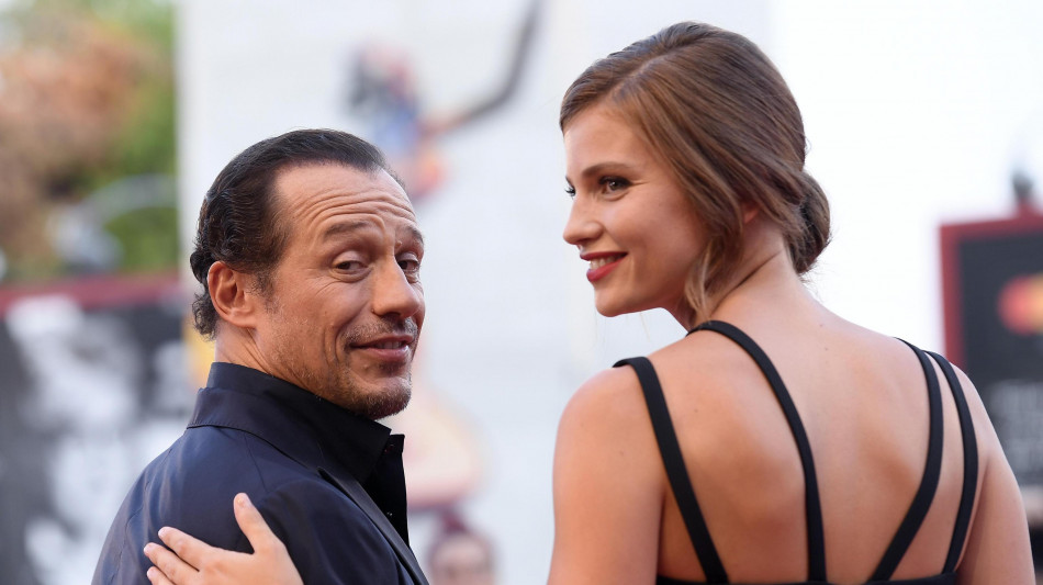 Quinto figlio in arrivo per Stefano Accorsi, l'annuncio social con Bianca Vitali