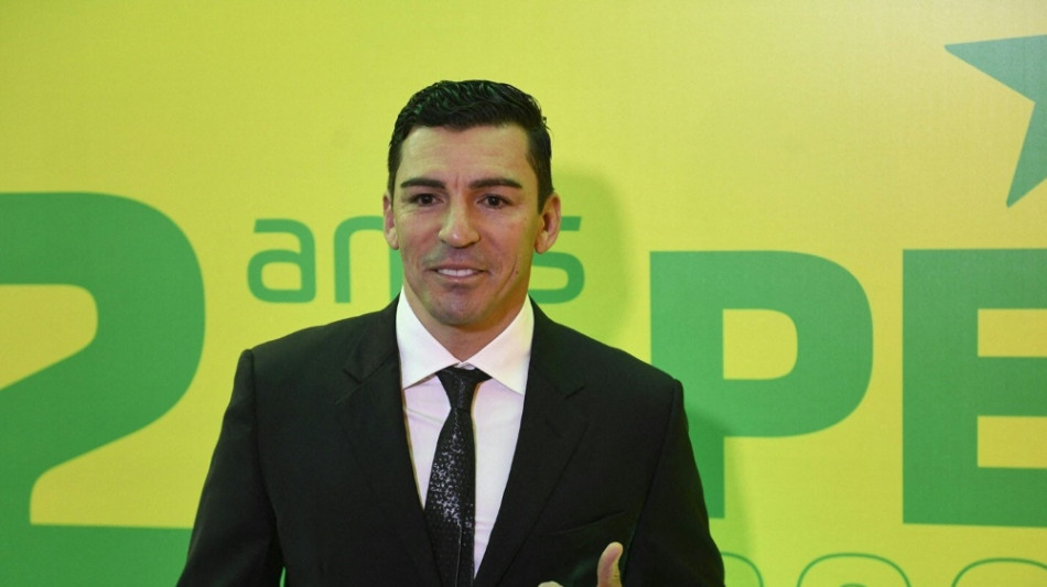 Verbände an Kopf und Körper: Lucio meldet sich nach Brandunfall