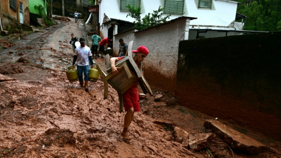 Resgates s&atilde;o retomados ap&oacute;s novas chuvas em MG, onde mortos chegam a 54