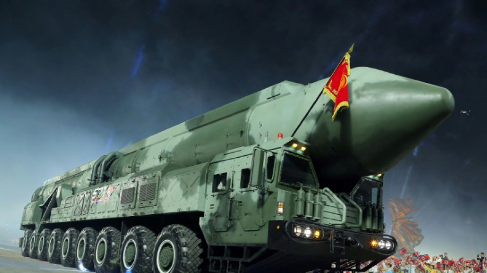 El l&iacute;der norcoreano supervisa un desfile militar con drones y misiles ICBM