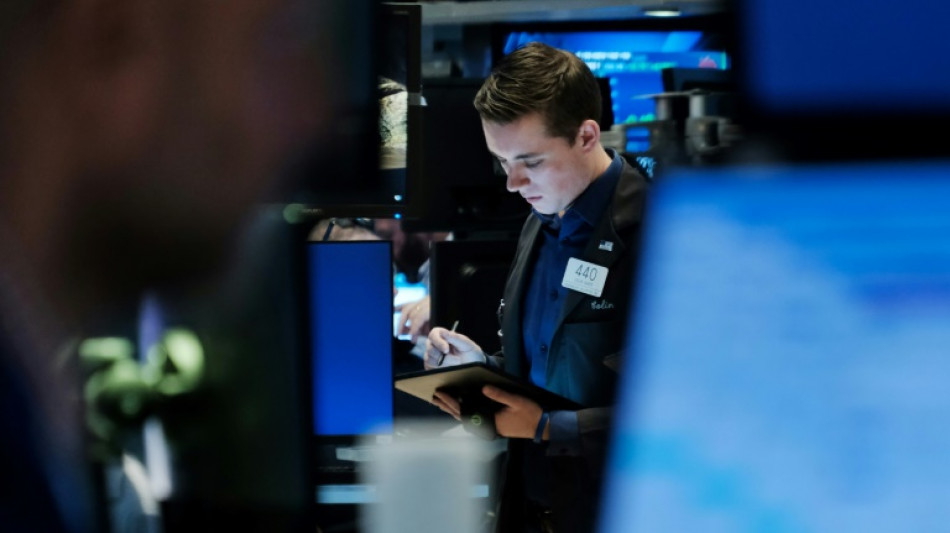 Wall Street tr&eacute;buche avant l'emploi am&eacute;ricain, les taux obligataires montent