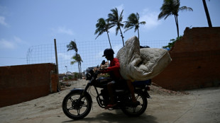 En un para&iacute;so costero de Venezuela, la chatarra ayuda a sobrevivir tras terremotos