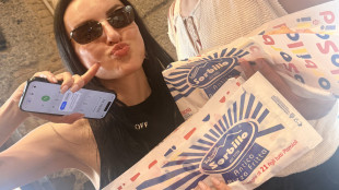 Arisa balla in pizzeria a Napoli sulle note di 'La Costiera Amalfitana'