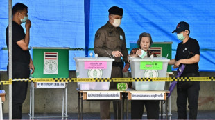 Partidos da oposi&ccedil;&atilde;o tailandesa dominam contagem eleitoral antecipada
