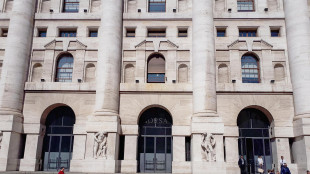 Borsa: Milano dimezza il calo (-0,35%), bene Stellantis, gi&ugrave; Stm