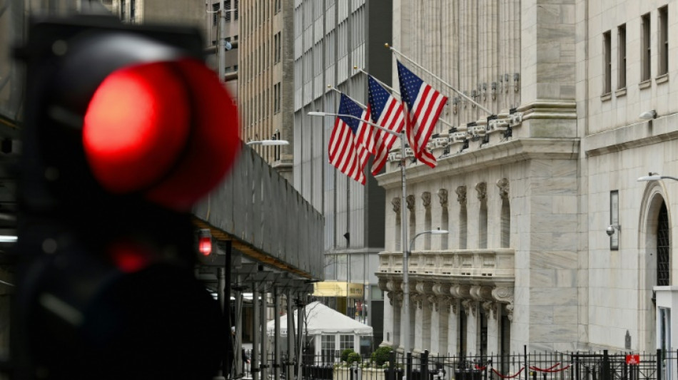 Wall Street cl&ocirc;t en petite forme la derni&egrave;re s&eacute;ance d'un mois volatil