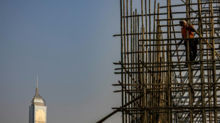 Andaimes de bambu de Hong Kong, sob suspeita ap&oacute;s inc&ecirc;ndio mortal