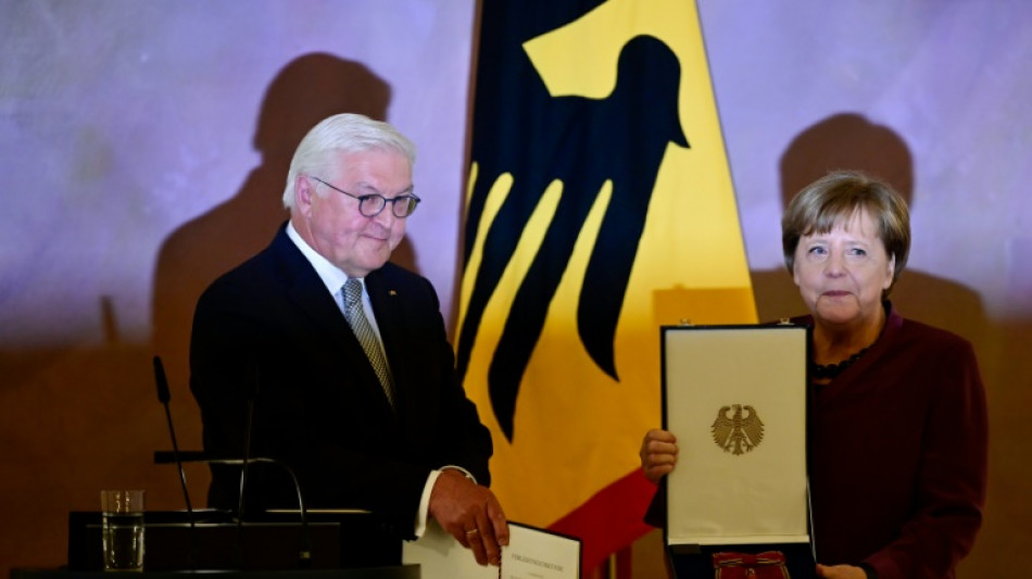 Merkel, condecorada con la m&aacute;s alta distinci&oacute;n alemana pese a su criticado balance
