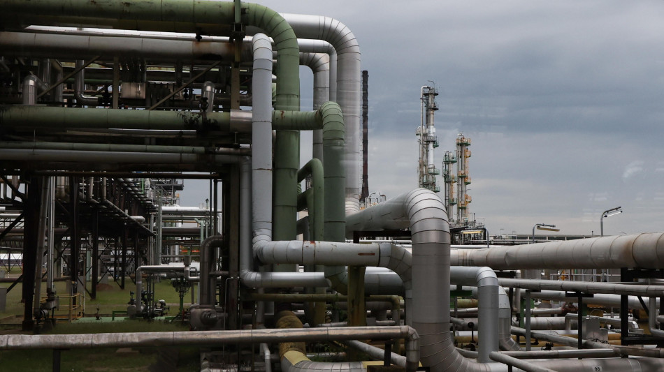 Prezzo del petrolio stabile in avvio a 72 dollari