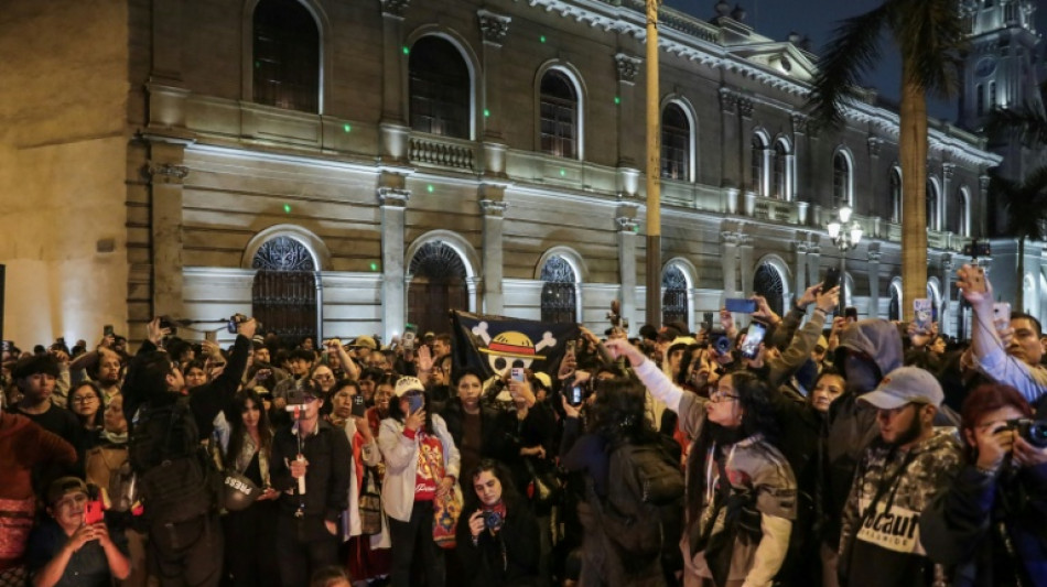 Jovens homenageiam rapper morto pela polícia durante protesto em Lima