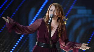 Noemi cade dal palco durante un concerto, in ospedale per accertamenti