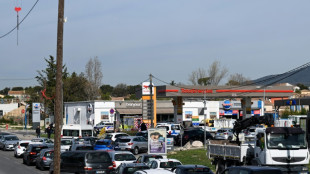 Gr&egrave;ves: p&eacute;nuries de carburants dans l'Ouest, inqui&eacute;tude pour le k&eacute;ros&egrave;ne dans les a&eacute;roports parisiens