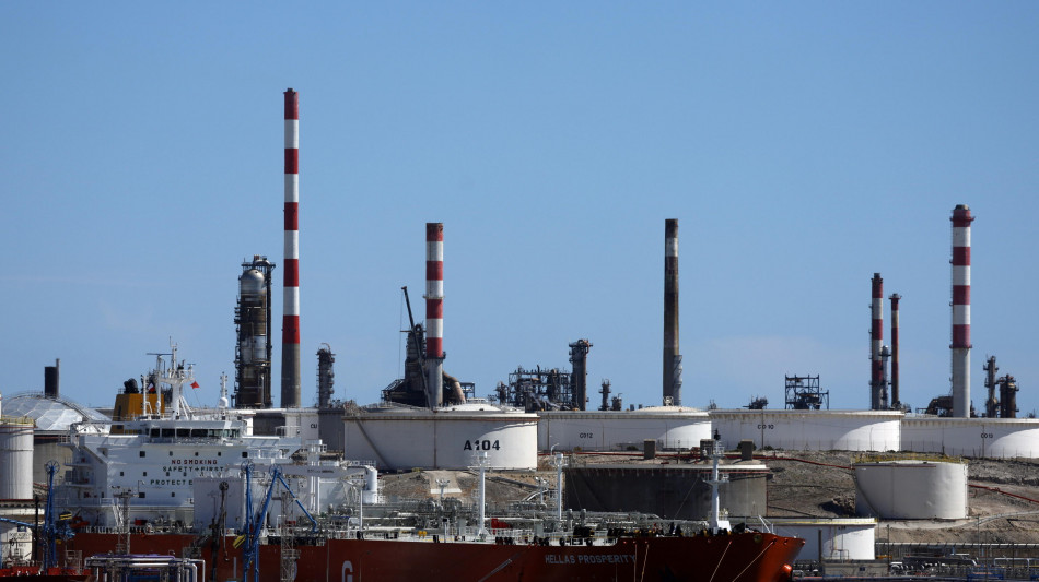 Il prezzo del petrolio in calo (-0,6%) dopo il balzo di ieri, attesa per negoziati