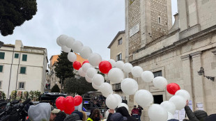 Morte intossicate, lacrime e palloncini per l'addio a madre e figlia