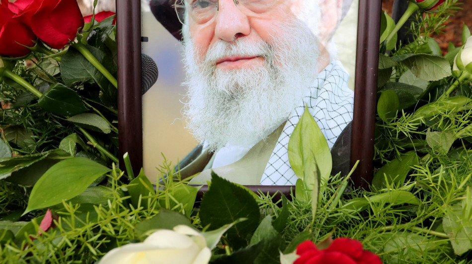 Tv iraniana, rinviati i funerali di Stato di Khamenei previsti per stasera